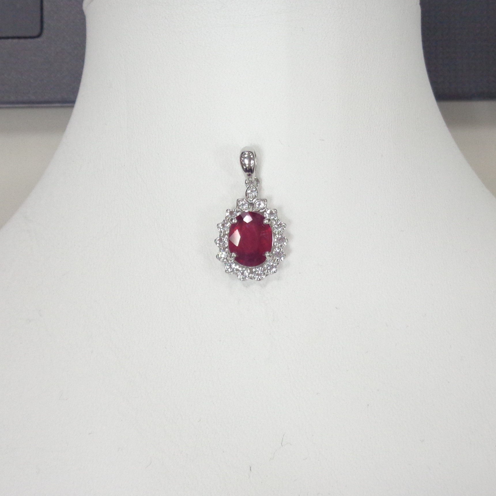 Серебряная подвеска с рубином